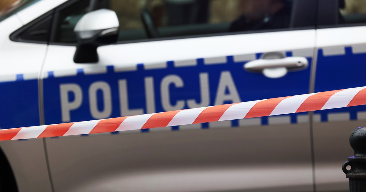 Tragedia podczas policyjnego konwoju. Mężczyzna podciął sobie gardło