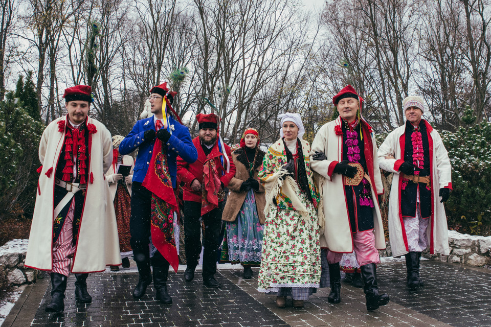 Aktorzy Teatru Złoty Róg prowadzą korowód weselny w Bronowicach