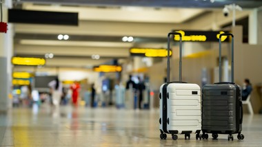 koniec foliowania walizek na lotniskach w ue. nowe przepisy od 2030 r.
