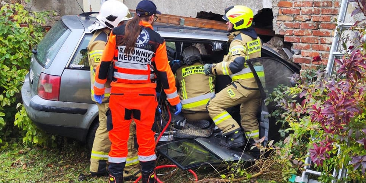 Wypadek w miejscowości Jarzębowo. Samochód wbił się w dom.