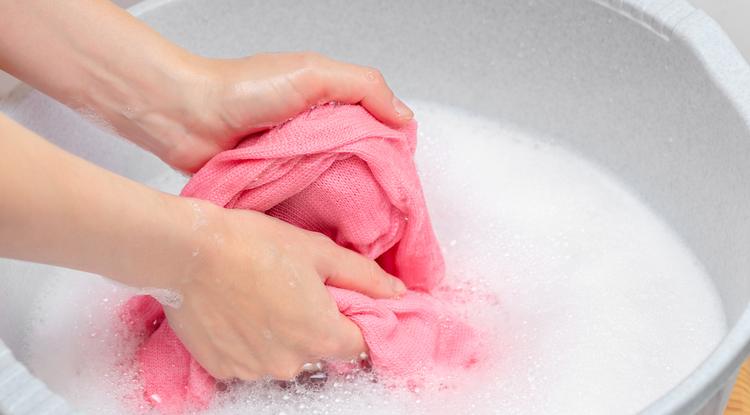 Így lehet azonnal eltávolítani a viaszt a ruhádból. Fotó: Getty Images