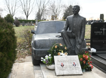 NEOBIČAN SPOMENIK, PRED KOJIM SVI ZASTANU! Glumica nikada nije upoznala OCA, a IME dobila po njemu: "TO JE MOJ KRST"