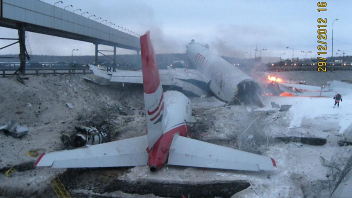 Tupolew rozbił się na autostradzie w Moskwie, wszystko nagrała kamera [Historia]