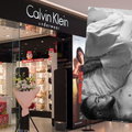 Transpłciowy ciężarny mężczyzna w reklamie Calvin Klein. Wzywają do bojkotu marki