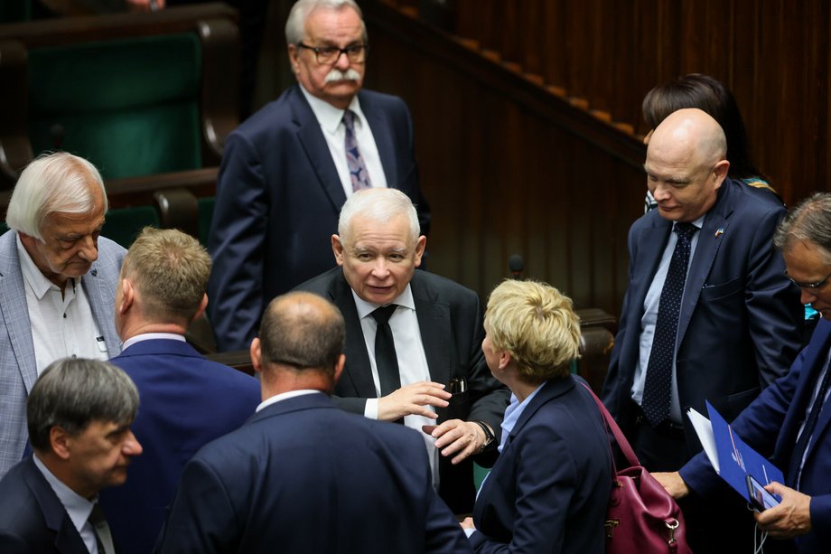 Leonard Krasulski od lat uchodzi za jednego z najbliższych przyjaciół Jarosława Kaczyńskiego — już w 1989 roku organizował mu kampanię wyborczą, a później współzakładał Porozumienie Centrum oraz Prawo i Sprawiedliwość. Przyjaźni nie zaszkodził fakt, że w 2005 roku Krasulski został skazany za prowadzenie samochodu pod wpływem alkoholu. Do dziś siedzi w sejmowych ławach w rzędzie za prezesem PiS.