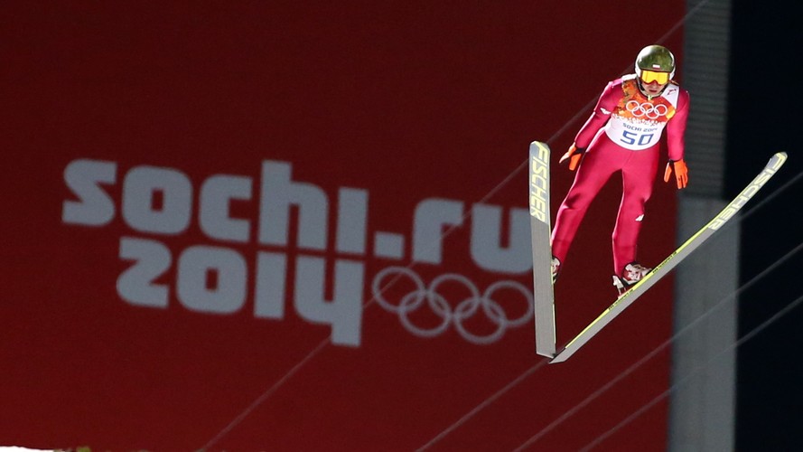 Kamil Stoch w powietrzu w drugiej serii indywidualnego konkursu skoków na dużej skoczni w Soczi