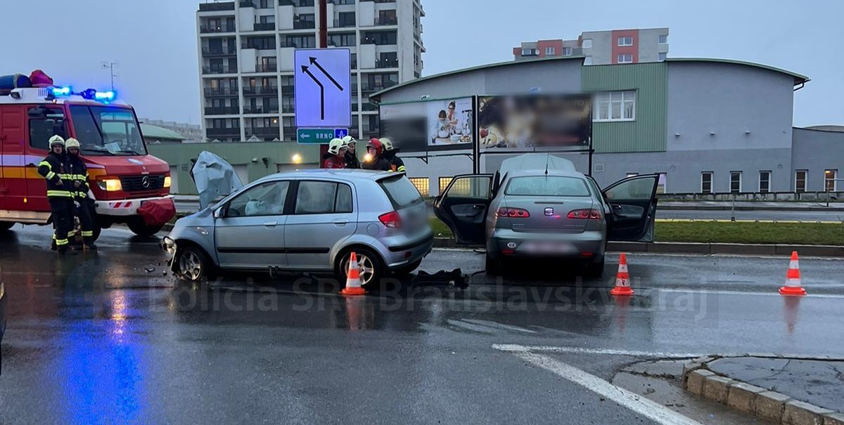 V bratislavskej Petržalke sa ráno zrazili dve autá.