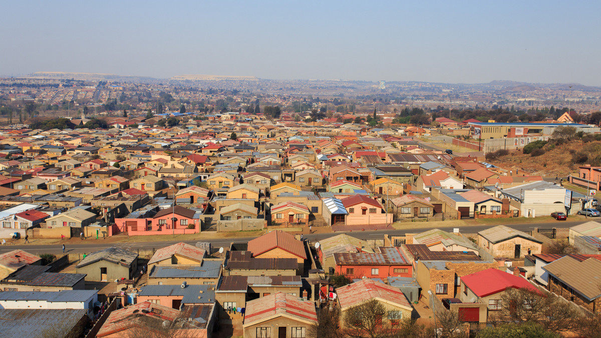 Soweto jeszcze niedawno było jednym wielkim slumsem, znanym na całym świecie jako symbol biedy i apartheidu. Dzisiaj jest to metropolia, która narzuca modę i muzykę nowemu pokoleniu.