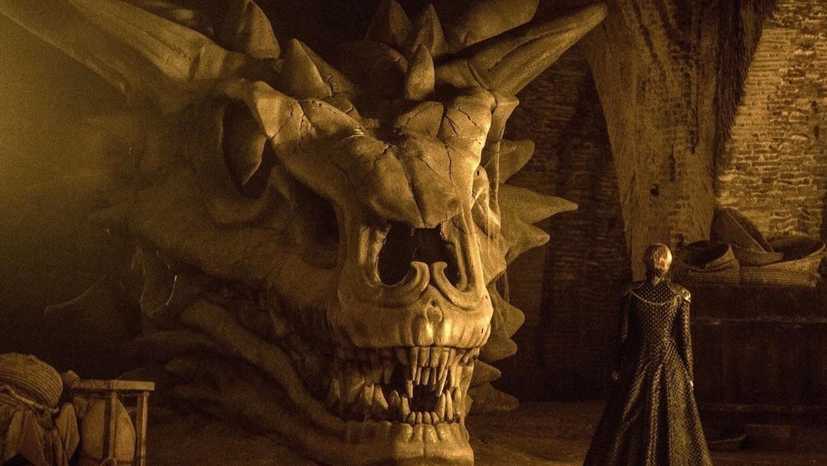 Szef programowy stacji HBO Casey Bloys zapowiedział, że "Dom smoka", spin-off "Gry o tron", będzie miał swoją premierę prawdopodobnie w 2022 roku. Zdradził też losy innych zapowiadanych seriali z uniwersum "Gry o tron".