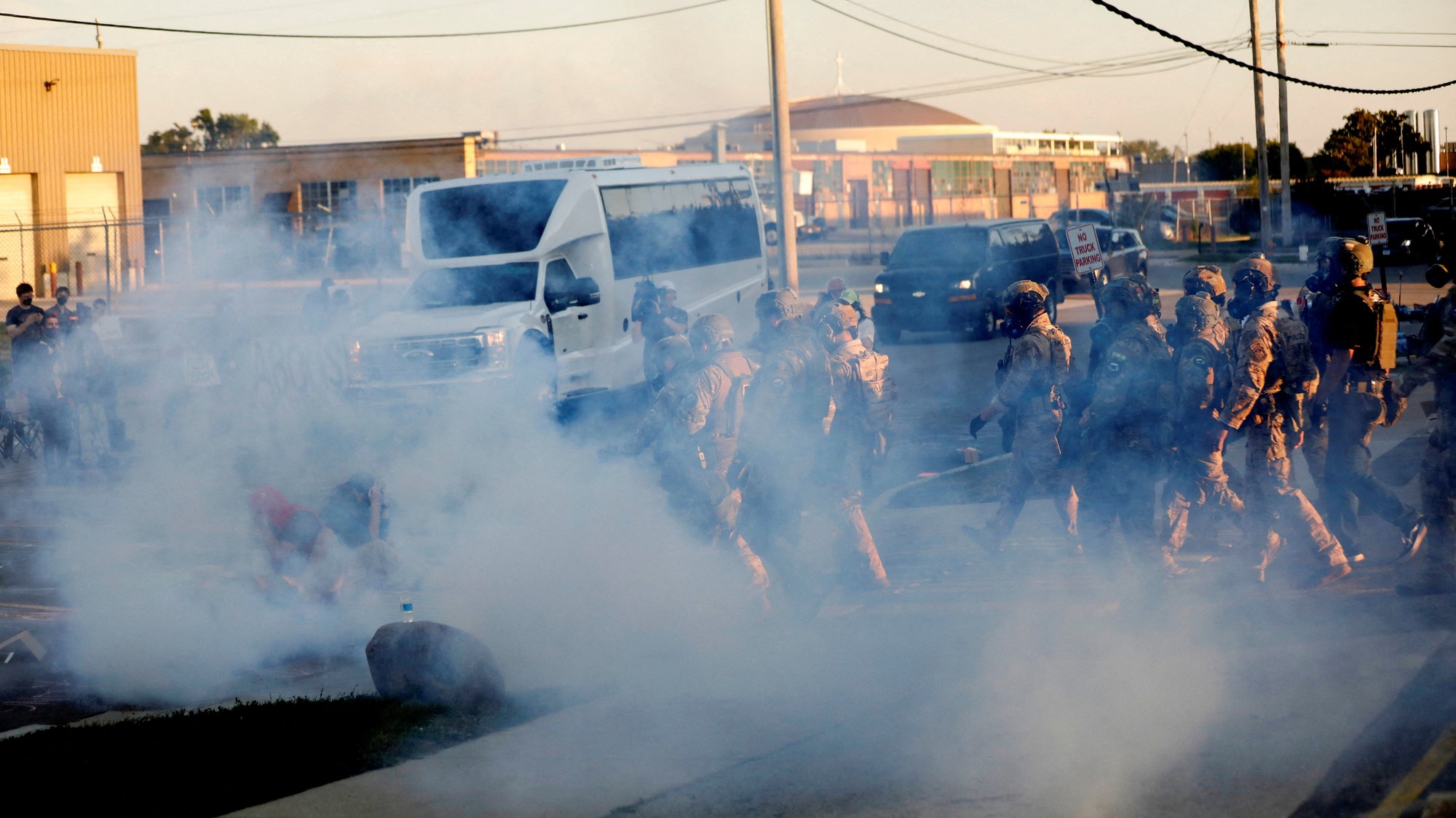 Príslušníci amerického imigračného a colného úradu rozháňajú demonštrantov počas protestu pred budovou ICE v štáte Illinois.