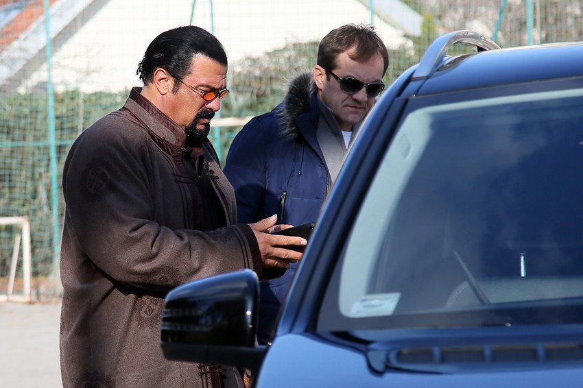 Glumac Stiven Sigal ispred Prihvatilišta za decu u Beogradu Foto: E.Čonkić