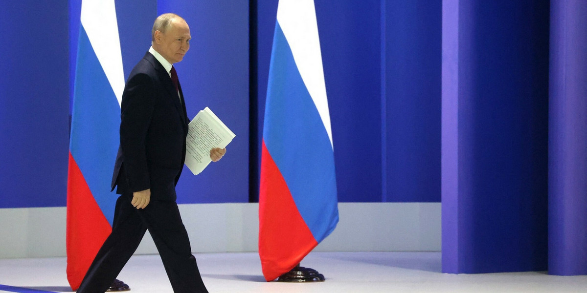 Władimir Putin wycofuje się z podpisywanych lata temu dekretów.