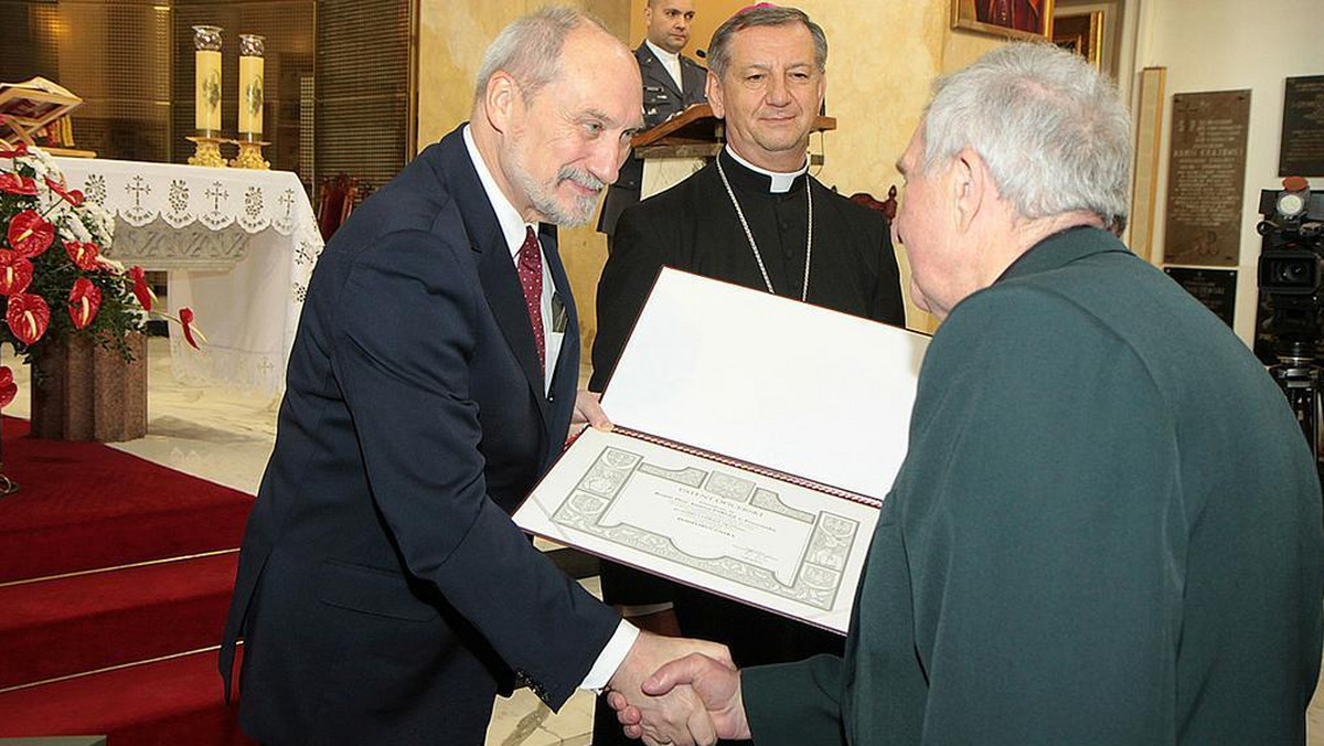 132 księży, odbywających służbę wojskową w kleryckich jednostkach Ludowego Wojska Polskiego, mianowano na stopień podporucznika - poinformowało MON. Te nominacje są jedynie skromnym symbolem, którym Ojczyzna znaczy waszą wielką służbę - mówił minister Antoni Macierewicz.