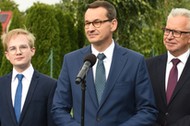 Premier Mateusz Morawiecki (z lewej wiceminister finansów Piotr Patkowski, z prawej Krzysztof Michalkiewicz, prezes zarządu PFRON), Tomaszowice, wrzesień 2019 r. Fot. Krzysztof Radzki/East News