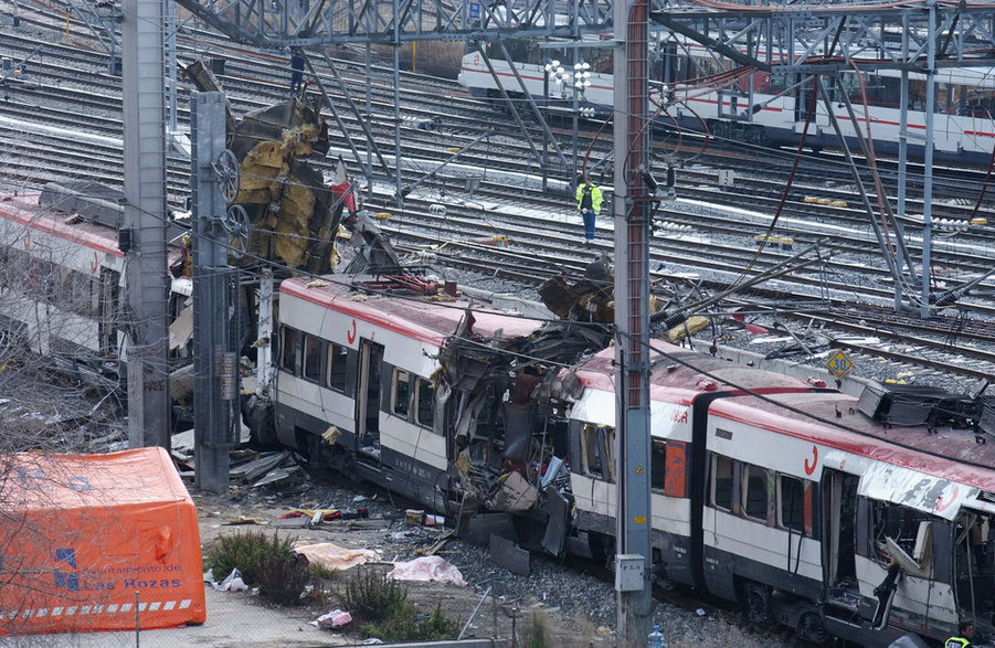 Wrak pociągu podmiejskiego po ataku z 11 marca 2004 r.