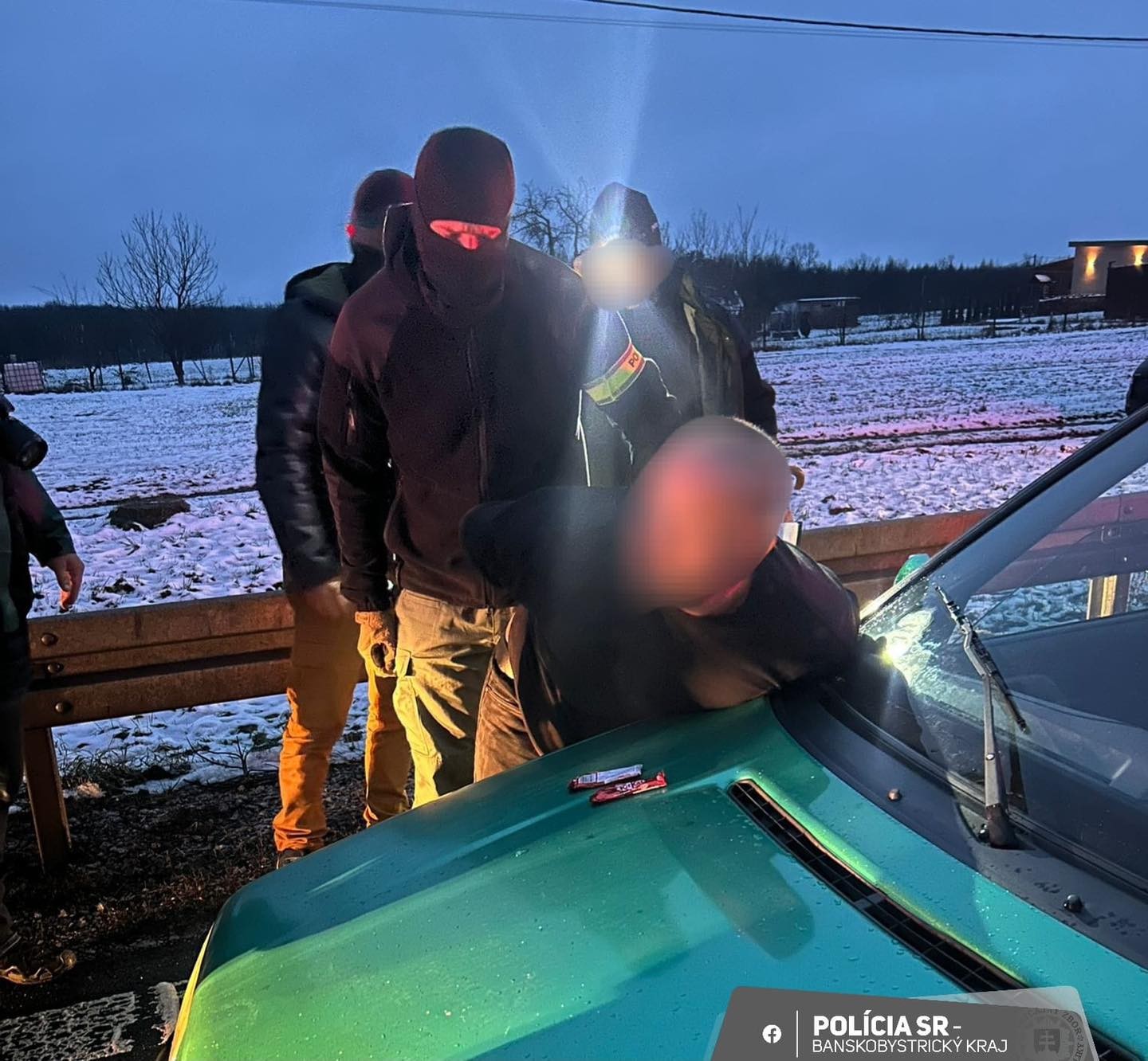 Polícia zadržala troch podozrivých z drogovej trestnej činnosti.