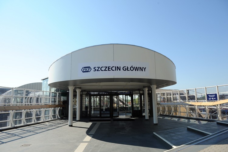 Zmodernizowany dworzec Szczecin Główny został oddany do użytku z lekkim poślizgiem. Pierwotnie prace na dworcu miały zakończyć się cztery miesiące wcześniej.  <br><br>fot. (ukit) PAP/Marcin Bielecki