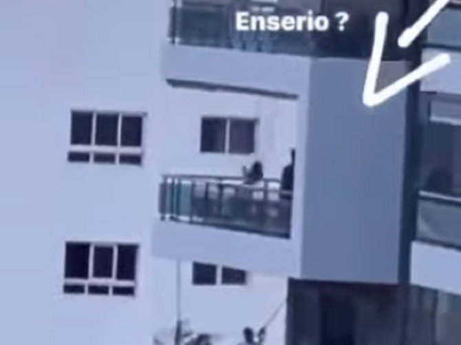 Ljudi u šoku gledaju gde je jedan muškarac postavio ljuljašku za dete 