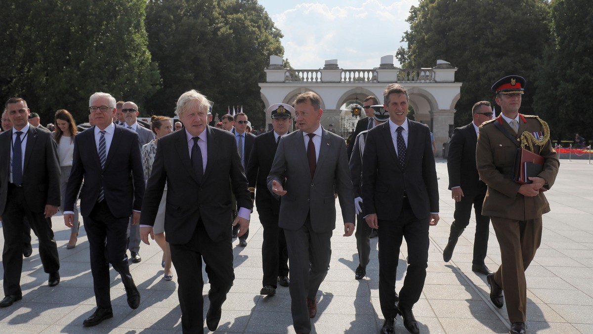 - Ściśle współpracujemy w ramach sojuszu północnoatlantyckiego - deklarowali podczas spotkania ministrowie spraw zagranicznych i obrony Polski i Wielkiej Brytanii. - Nasze kraje łączą historia i teraźniejszość oraz wartości – wolność, demokracja i prawa jednostki; żołnierze obu krajów na wschodniej flance NATO bronią bezpieczeństwa Europy – mówili.