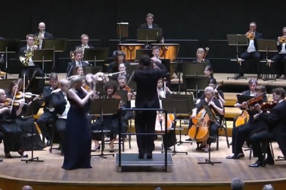 Dirigent palicom udario violinu vrednu milione, triput se OKRENULA U VAZDUHU pre nego što je pala na pod (VIDEO)