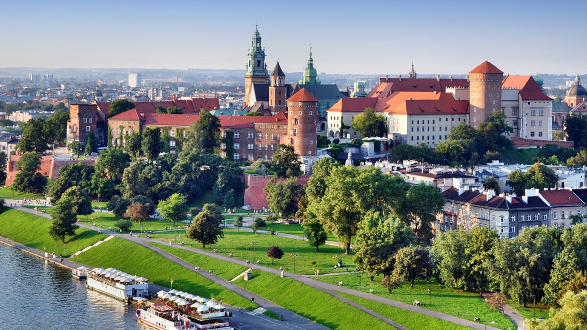 Ponad 100 lamp stanie na Bulwarach Wiślanych. Wybudowane zostaną też punkty iluminacyjne, które oświetlać będą Zamek na Wawelu, mury bulwarów i drzewa. Specjalnymi podziemnymi rynnami w przyszłości poprowadzone zostaną kable światłowodowe.