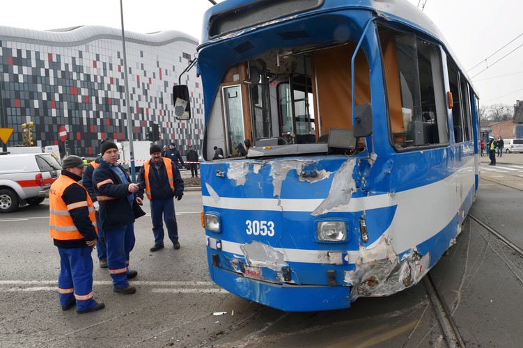Uszkodzony tramwaj na miejscu wypadku na Rondzie Grunwaldzkim w Krakowie