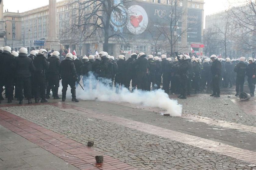 Premier ostro o anarchistach