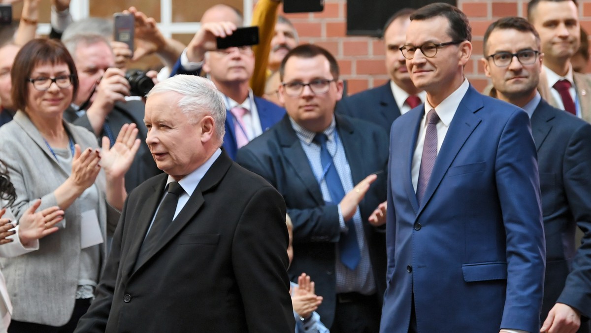 W gdańsku odbyła się konwencja PiS z udziałem prezesa partii i premiera. Jarosław Kaczyński odniósł się tam do ostatniej dyrektywy Parlamentu Europejskiego dot. praw autorskich. - Mamy dwa lata na implementację przepisów. Chciałem powiedzieć, że PiS dokona tego typu implementacji, że wolność będzie zachowana - zapewnił. Mateusz Morawiecki mówił natomiast, że "ludzie z Koalicji Europejskiej, którzy mają usta pełne frazesów o wolności, zagłosowali przeciwko wolności w internecie".