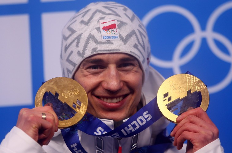 Polak Kamil Stoch z dwoma złotymi medalami po ceremonii dekoracji medalistów indywidualnego konkursu skoków na dużej skoczni, podczas Zimowych Igrzysk Olimpijskich w Soczi 2014