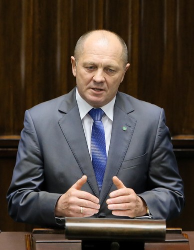 Walka o rekompensaty dla rolników dotkniętych rosyjskimi sankcjami i zwalczanie afrykańskiego pomoru świń. To cele, których realizację zapowiedział w Sejmie minister rolnictwa.
<b>Marek Sawicki</b> powiedział, że w Brukseli pojawiły się wstępne propozycje dotyczące rekompensat dla rolników, którzy ucierpieli na sankcjach wprowadzonych przez Rosję. Dodał jednak, że są to propozycje, które dzielą rolników na zrzeszonych i niezrzeszonych i ten podział należy znieść.
Minister rolnictwa uspokoił, że wirus afrykańskiego pomoru świń jest izolowany w strefie przygranicznej z Białorusią. Zapowiedział dalszą walkę z tym zagrożeniem poprzez ograniczanie populacji dzików i zablokowanie przemieszczania się ich w głąb kraju.
Marek Sawicki chce też ograniczyć spekulacje ziemią rolniczą i zabezpieczyć ją przed sprzedażą cudzoziemcom. Minister planuje też utworzenie funduszu ubezpieczenia od ryzyka rynkowego oraz umożliwienie małym i średnim gospodarstwom rolniczym przetwarzanie produktów rolnych i ich sprzedaży. Sawicki zapowiedział też utworzenie jednej inspekcji kontrolującej bezpieczeństwo żywności, zamiast obecnie istniejących sześciu.