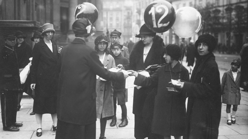 Kobiety agitujące w dniu wyborów do Rady Miejskiej w Warszawie, 22 maja 1927