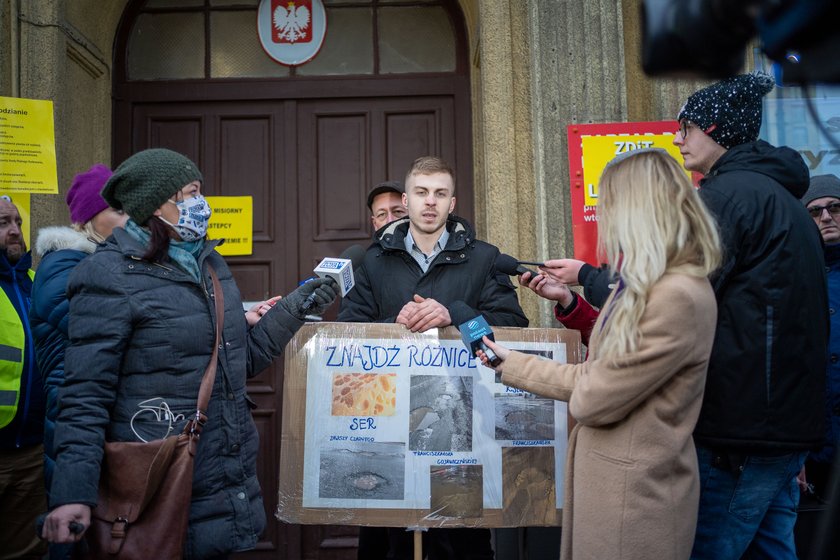 Happening grupy kierowców. Mówią: mamy dość dziurawej Łodzi