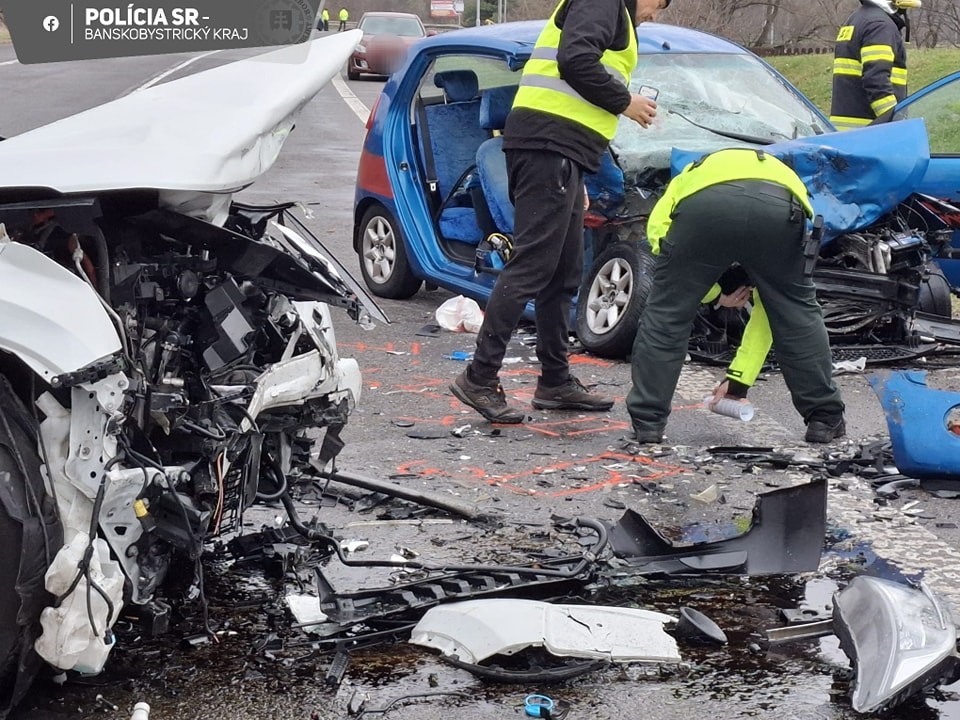K tragickej dopravnej nehode došlo na ceste 1/65 pri obci Ladomerská Vieska. 
