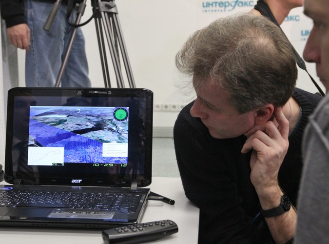 Dziennikarze oglądają animację przygotowaną przez rosyjskich ekspertów