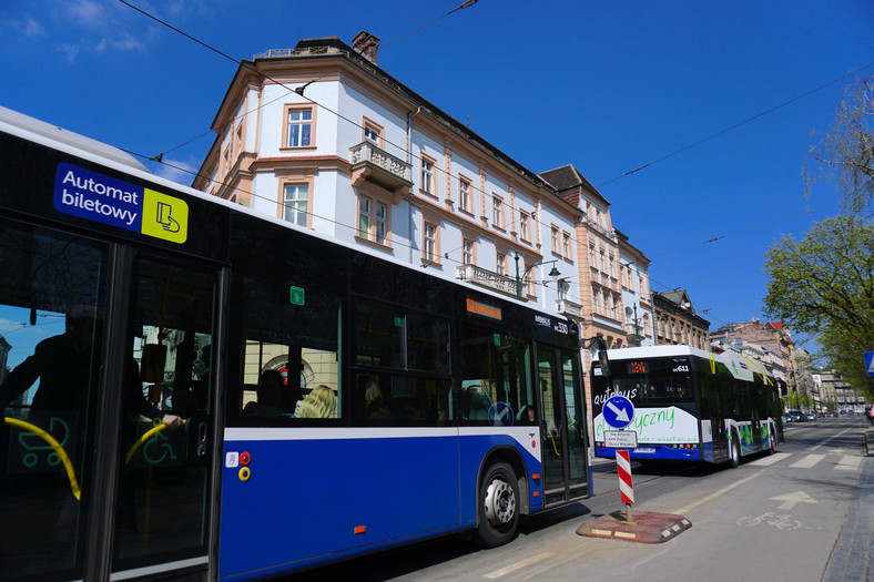 Ciężarna kobieta w autobusie nie mogła doczekać się na miejsce siedzące