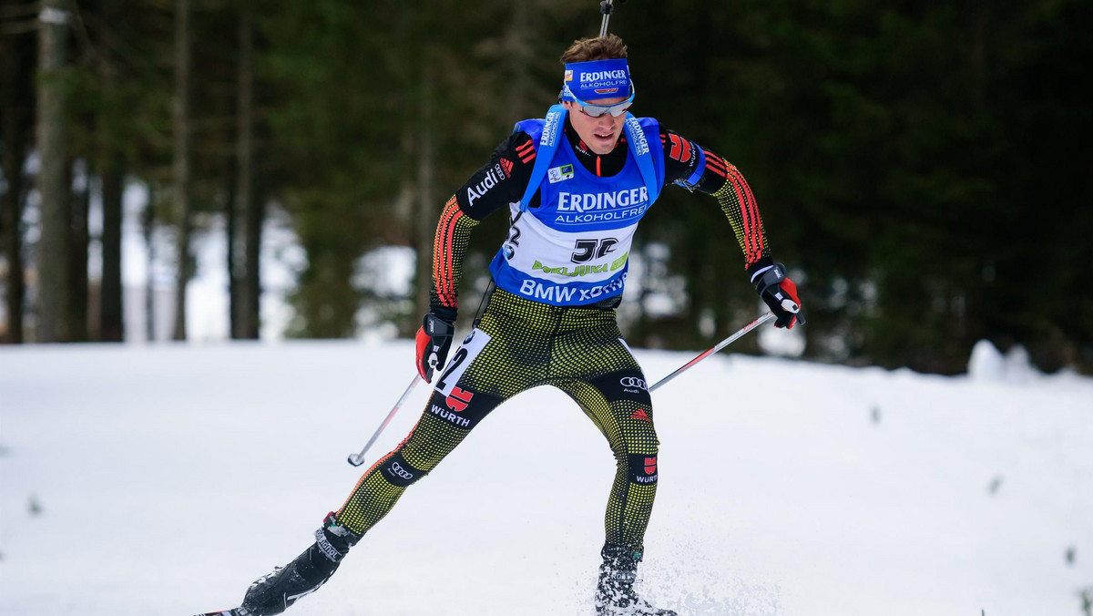 Simon Schempp utrzymał prowadzenie ze sprintu i wygrał bieg pościgowy biathlonowego Pucharu Świata w Pokljuce. W sobotę Niemiec nie zanotował ani jednej karnej rundy i na mecie wyprzedził drugiego Martina Fourcade'a (1) o 16 sekund i trzeciego Antona Szypulina (2) o 23 sekundy. Fourcade pozostał liderem Pucharu Świata. Polacy nie startowali.