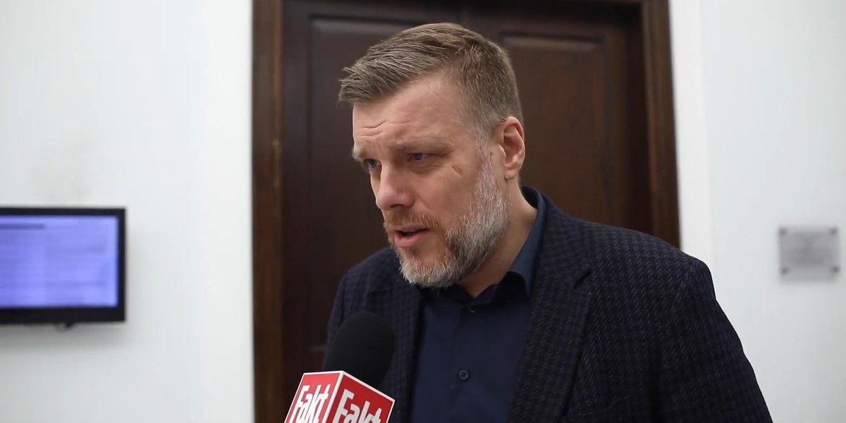 Adrian Zandberg nie zostawił na sytuacji w mediach publicznych suchej nitki. 