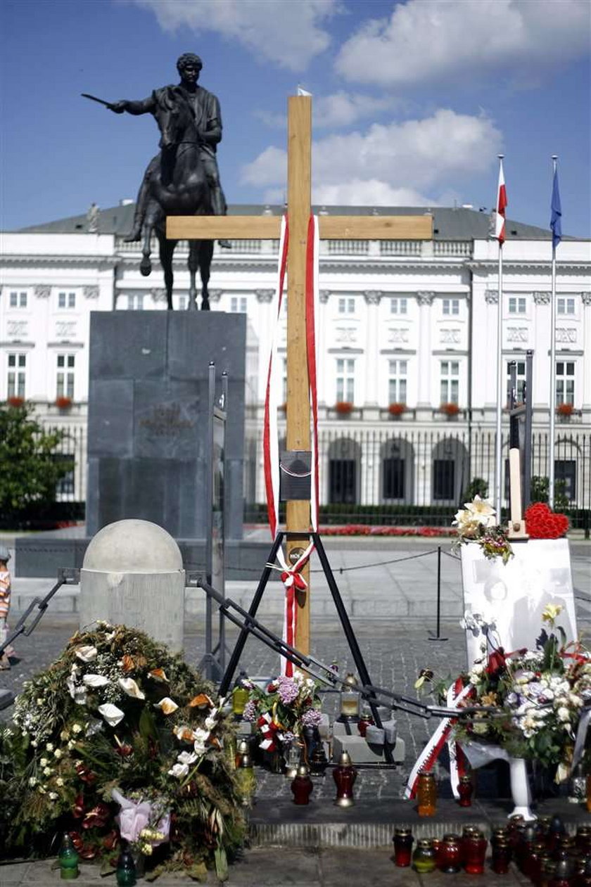 Kaczyński ma znaczek obrońców krzyża