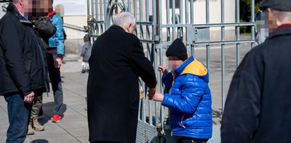 Prezes PiS na święceniu koszyczka. Nie mógł przejść obojętnie wobec takiego widoku [ZDJĘCIA]