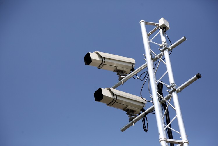 Kamery umieszczone na kilkumetrowym maszcie monitorują każdy pas jezdni. Na końcu monitorowanego odcinka znajduje się podobny zestaw, dzięki któremu system może wychwycić pojazdy, które wyznaczony odcinek pokonały ze zbyt wysoką średnią prędkością. <br><br> fot. (tg/cat) PAP/Tomasz Gzell