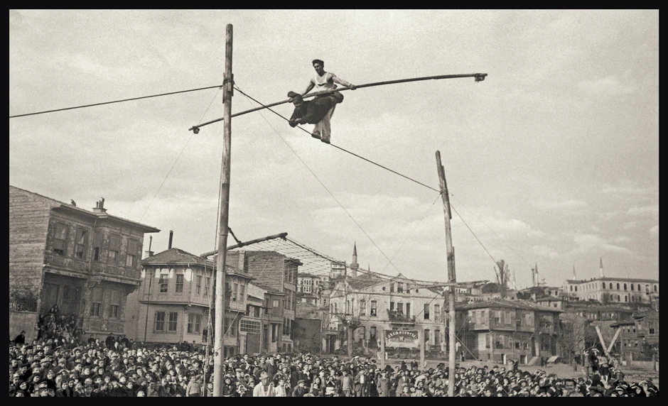 Dvojica akrobata na žici u mahali Mala Ajasofija, Fatih, Istanbul, oko 1930.
