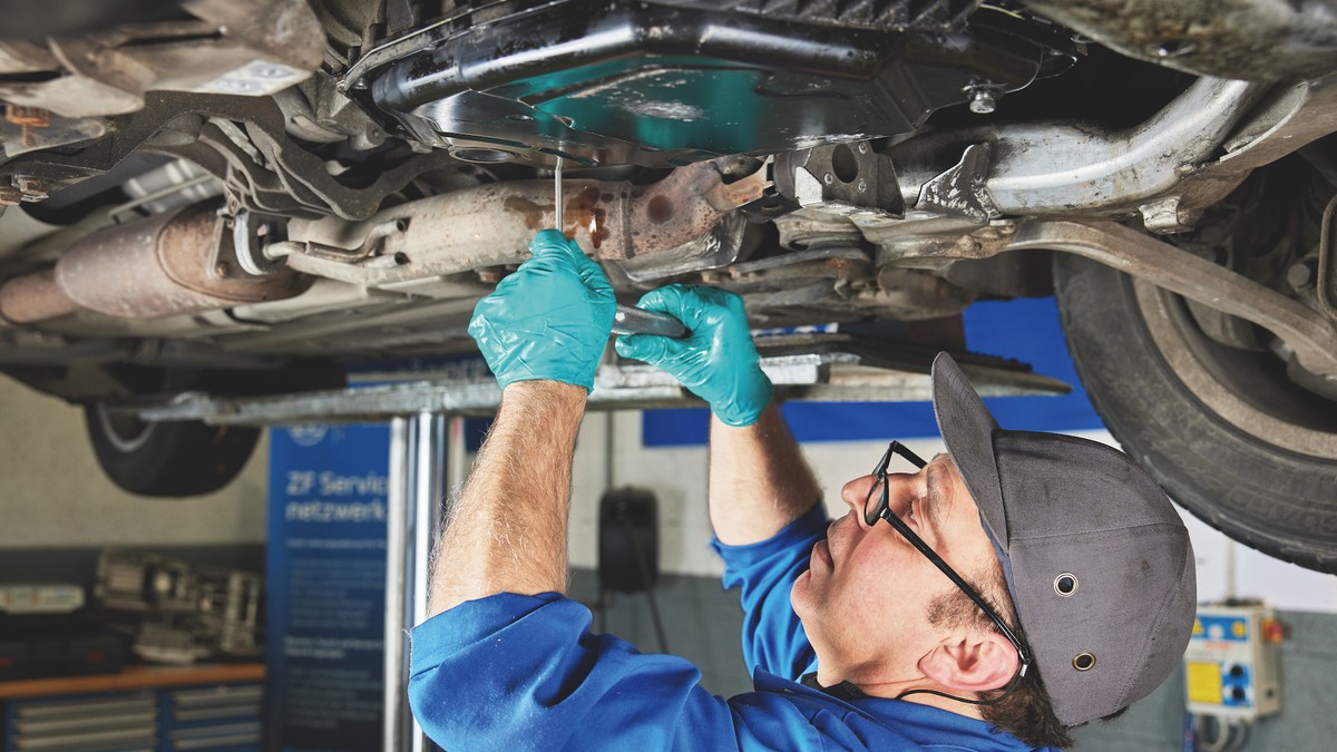 Jak często trzeba wymieniać olej w skrzyni automatycznej? Wymiana oleju w takiej skrzyni biegów