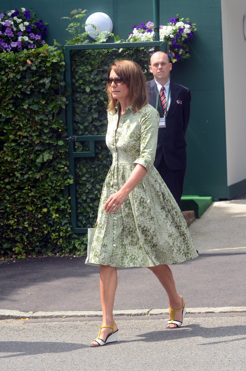 Mama księżnej Kate w rozkloszowanej sukience