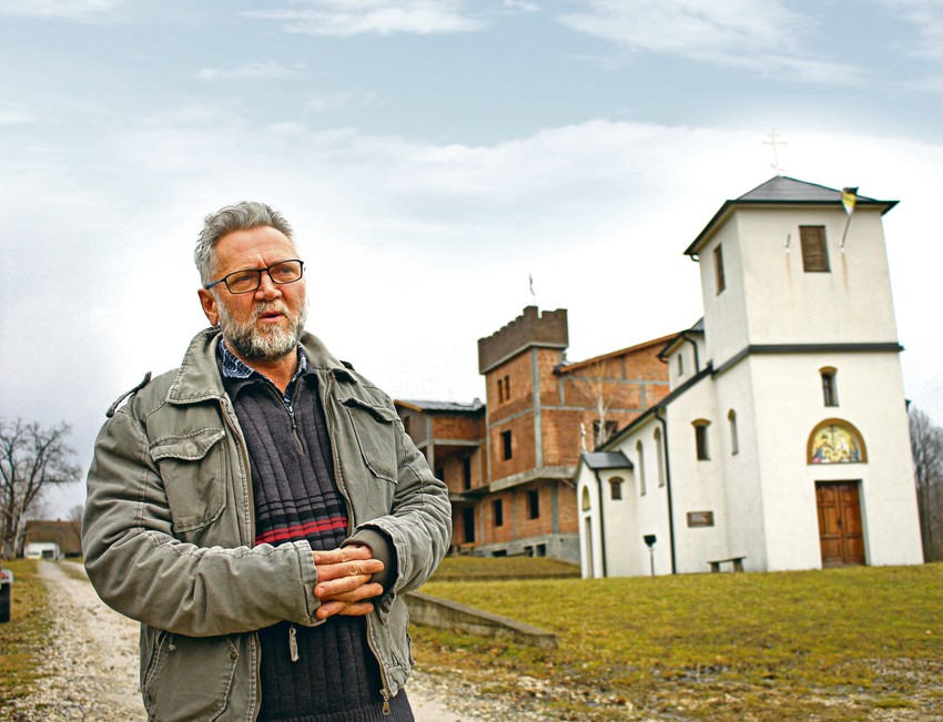 Pomažu mu supruga Kristina i njihovo četvoro dece: Pantelija petrović