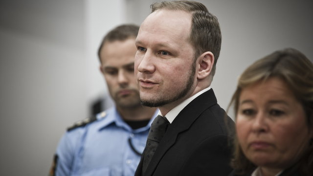 A tömeggyilkos Breivik náci karlendítéssel kezdte a büntetése enyhítéséről szóló tárgyalást