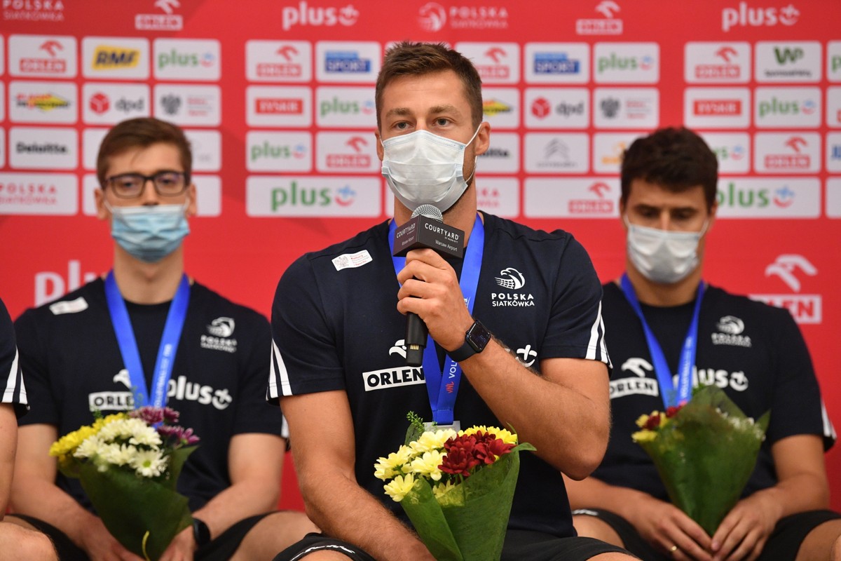 Michał Kubiak (C) po przylocie do Polski z turnieju Ligi Narodów w Rimini