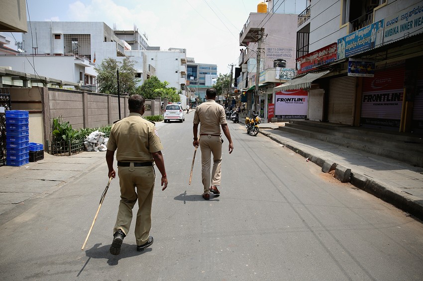 Policijski službenici nose duge motke