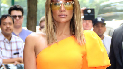 Jennifer Lopez valósággal felrobbantotta az internetet – Ez a „ruha” konkrétan takar valamit – fotó