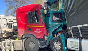 Sudar dva šlepera kod Aranđelovca, saobraćaj obustavljen