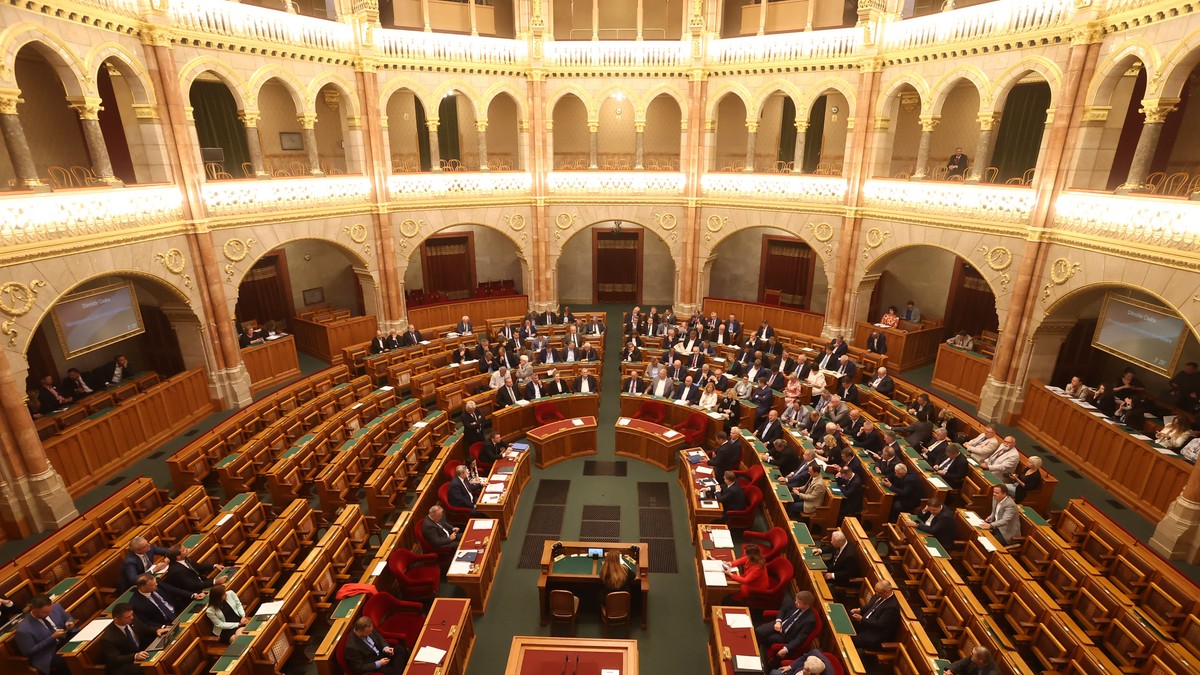 Fontos: Magyarország felmondja a békeszerződést, a sorkatonaság visszaállítása is téma volt a parlamentben